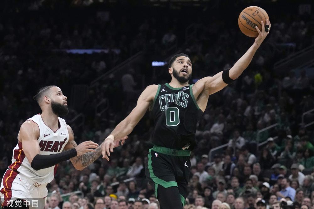 一位年轻且 一位年轻且